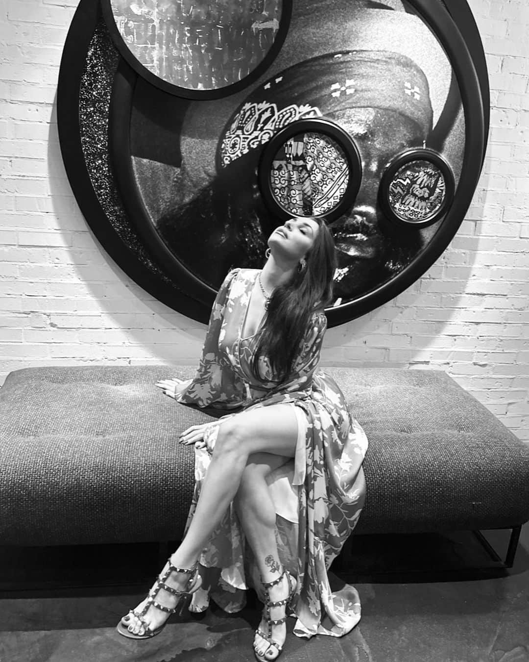 コートニー・ストッデンさんのインスタグラム写真 - (コートニー・ストッデンInstagram)「the power of prayer 🙏🏼  the beauty in possessing empathy 🫂  * peace in offering ☮️  & the elegance of holding space for love 🕊️」10月14日 4時21分 - courtneyastodden