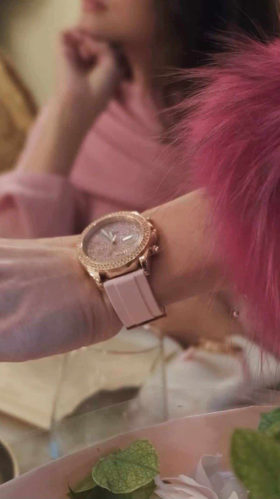 ゲスのインスタグラム：「Tea time with @guesswatches 💕🧁🎀 @getintouchfoundation #BreastCancerAwarenessMonth」