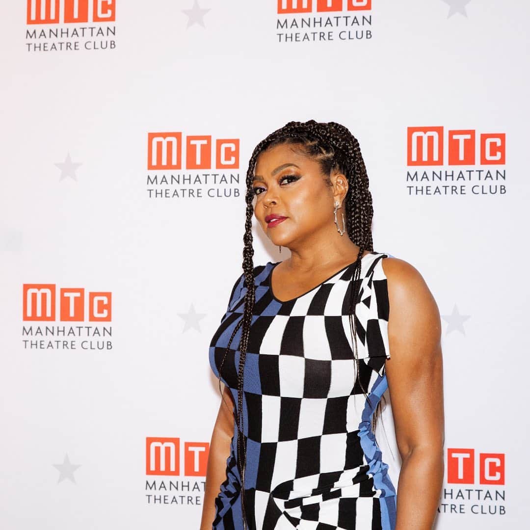 タラジ・P・ヘンソンのインスタグラム：「Welcome to Broadway, Taraji! @tarajiphenson makes her Broadway debut as a producing partner on Jaja’s African Hair Braiding at Manhattan Theatre Club 💜 Don’t miss this joyous and funny new play about a bustling Harlem hair braiding shop. Tickets: JajaBroadway.com  Photos: @angela.marie.photo」