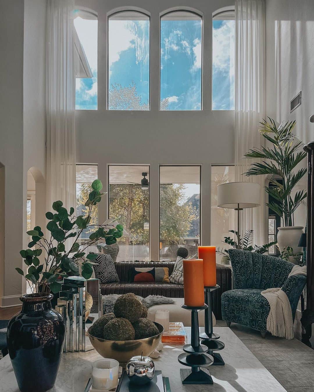 MT DOMAINEのインスタグラム：「Gorgeous light filled modern eclectic living room.   (Via @lindsaystewartdotcom) #MyDomaine」