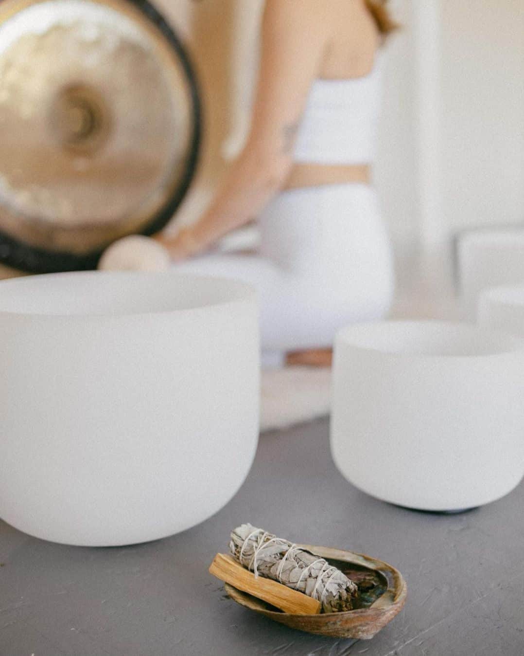 ALO Yogaさんのインスタグラム写真 - (ALO YogaInstagram)「What is a soundbath? ✨  @kelseycookwellness shares - a soundbath is simply a form of meditation that utilizes sound frequencies to help you drop into a deeper meditative state.  The benefits of sound healing include: ✨ promotes relaxation ✨ allows your mind to go deeper into meditation ✨ helps clear energetic blockages ✨ improves quality of sleep ✨ enhances your mental, physical, emotional, & spiritual well-being」10月14日 5時00分 - aloyoga