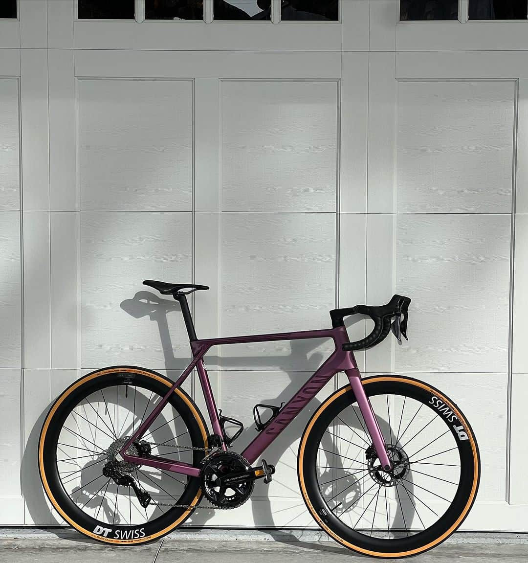 ケン・ロックゼンのインスタグラム：「I got home from France to a brand new @canyon Ultimate CF SLX. 🤤  Time to log in some miles 🚴🏽」