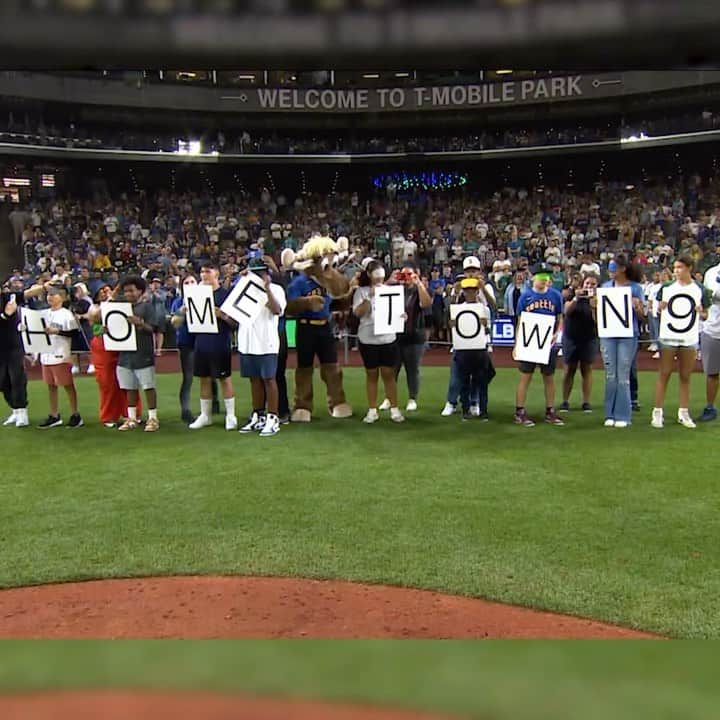 シアトル・マリナーズのインスタグラム：「Introducing the Hometown Nine Class of 2028!   We surprised the newest fellows on the field after a game earlier this year... and there wasn’t a dry eye in the house.」