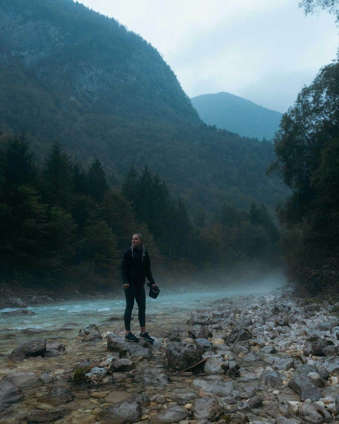 リサンネ・デ・ウィッテのインスタグラム：「Finally (sorry, it took us a while) sharing the beauty of the Balkans with you. Here’s part 1 of our road trip 🚐🐾  📍Soča Valley, Slovenia 🇸🇮   📸: @danvernonphoto」