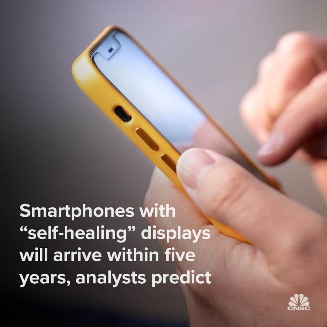 CNBCさんのインスタグラム写真 - (CNBCInstagram)「Smartphones with displays capable of repairing themselves could start appearing on the market by 2028, according to analyst firm CCS Insight.  In its roundup of top tech predictions for 2024 and beyond, CCS Insight said that it expects smartphone makers to begin producing phones with “self-healing” displays within five years. “This is not in the realms of science fiction, it can be done,” said one analyst.  Details on how a self-healing display could work – and see which companies have been talking about self-repairing smartphone technology – at the link in bio.」10月14日 5時00分 - cnbc