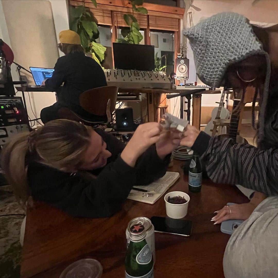 マディソン・ビアーさんのインスタグラム写真 - (マディソン・ビアーInstagram)「all tour tix on sale now 🦦🤍🤍🫂🤍🦦🦦🫂 link in bio」10月14日 5時08分 - madisonbeer