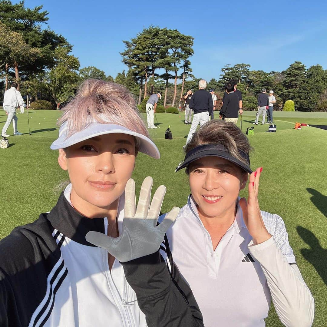 梅宮アンナさんのインスタグラム写真 - (梅宮アンナInstagram)「昨日のゴルフ場は、 飯能ゴルフクラブでした⛳️ 素敵なゴルフ場でした⛳️ 今日もレッスンゴルフ😉  ゴルフの道のりは長い🤔🫣 今の私は、身体が殆ど回転していない😔 股関節特に🫣 腕だけでボールを打っている。下半身踏ん張れていないから身体が動いています。 課題は沢山です😉 ゴルフ歴は長いのですが、真剣に取り組んだ事がなかったんですが、ようやく、ゴルフが楽しくなってきた感じです✨✨ストレッチ教室にも通う事にしまして✨✨ 今回は、カート無しの 歩き😉本来のゴルフをしました。本来のゴルフは、カートを使わない事が本当のスタイルですから😉ゴルフは、足腰が大事だと、 @yuumikoga ⛳️さんがいつも言っています。 身体を鍛えていない私💦 やはり後半、下半身が疲れてきて、更に脚が踏ん張れなくて💨😝  ゴルフ頑張って上手になりたいと思います。 私の予想、、今のペースで行って綺麗に仕上がるまで3年はかかるかなぁと思っています😉😉  #飯能ゴルフクラブ  #カート無しで歩き #レッスン中 #ゴルフ #オーバードライブ  #ゴルフ日和  #名門ゴルフ場」10月14日 5時09分 - annaumemiya