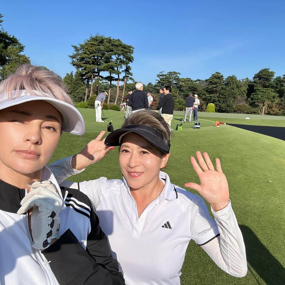 梅宮アンナさんのインスタグラム写真 - (梅宮アンナInstagram)「昨日のゴルフ場は、 飯能ゴルフクラブでした⛳️ 素敵なゴルフ場でした⛳️ 今日もレッスンゴルフ😉  ゴルフの道のりは長い🤔🫣 今の私は、身体が殆ど回転していない😔 股関節特に🫣 腕だけでボールを打っている。下半身踏ん張れていないから身体が動いています。 課題は沢山です😉 ゴルフ歴は長いのですが、真剣に取り組んだ事がなかったんですが、ようやく、ゴルフが楽しくなってきた感じです✨✨ストレッチ教室にも通う事にしまして✨✨ 今回は、カート無しの 歩き😉本来のゴルフをしました。本来のゴルフは、カートを使わない事が本当のスタイルですから😉ゴルフは、足腰が大事だと、 @yuumikoga ⛳️さんがいつも言っています。 身体を鍛えていない私💦 やはり後半、下半身が疲れてきて、更に脚が踏ん張れなくて💨😝  ゴルフ頑張って上手になりたいと思います。 私の予想、、今のペースで行って綺麗に仕上がるまで3年はかかるかなぁと思っています😉😉  #飯能ゴルフクラブ  #カート無しで歩き #レッスン中 #ゴルフ #オーバードライブ  #ゴルフ日和  #名門ゴルフ場」10月14日 5時09分 - annaumemiya