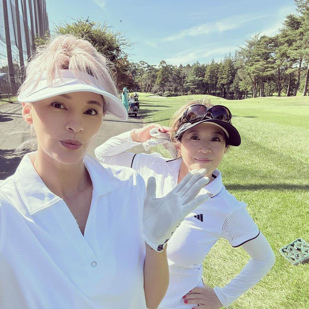 梅宮アンナさんのインスタグラム写真 - (梅宮アンナInstagram)「昨日のゴルフ場は、 飯能ゴルフクラブでした⛳️ 素敵なゴルフ場でした⛳️ 今日もレッスンゴルフ😉  ゴルフの道のりは長い🤔🫣 今の私は、身体が殆ど回転していない😔 股関節特に🫣 腕だけでボールを打っている。下半身踏ん張れていないから身体が動いています。 課題は沢山です😉 ゴルフ歴は長いのですが、真剣に取り組んだ事がなかったんですが、ようやく、ゴルフが楽しくなってきた感じです✨✨ストレッチ教室にも通う事にしまして✨✨ 今回は、カート無しの 歩き😉本来のゴルフをしました。本来のゴルフは、カートを使わない事が本当のスタイルですから😉ゴルフは、足腰が大事だと、 @yuumikoga ⛳️さんがいつも言っています。 身体を鍛えていない私💦 やはり後半、下半身が疲れてきて、更に脚が踏ん張れなくて💨😝  ゴルフ頑張って上手になりたいと思います。 私の予想、、今のペースで行って綺麗に仕上がるまで3年はかかるかなぁと思っています😉😉  #飯能ゴルフクラブ  #カート無しで歩き #レッスン中 #ゴルフ #オーバードライブ  #ゴルフ日和  #名門ゴルフ場」10月14日 5時09分 - annaumemiya