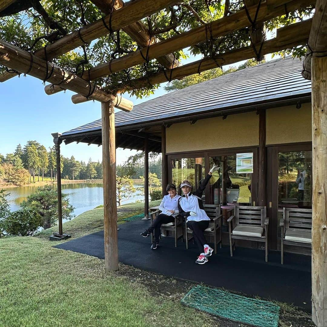 梅宮アンナさんのインスタグラム写真 - (梅宮アンナInstagram)「昨日のゴルフ場は、 飯能ゴルフクラブでした⛳️ 素敵なゴルフ場でした⛳️ 今日もレッスンゴルフ😉  ゴルフの道のりは長い🤔🫣 今の私は、身体が殆ど回転していない😔 股関節特に🫣 腕だけでボールを打っている。下半身踏ん張れていないから身体が動いています。 課題は沢山です😉 ゴルフ歴は長いのですが、真剣に取り組んだ事がなかったんですが、ようやく、ゴルフが楽しくなってきた感じです✨✨ストレッチ教室にも通う事にしまして✨✨ 今回は、カート無しの 歩き😉本来のゴルフをしました。本来のゴルフは、カートを使わない事が本当のスタイルですから😉ゴルフは、足腰が大事だと、 @yuumikoga ⛳️さんがいつも言っています。 身体を鍛えていない私💦 やはり後半、下半身が疲れてきて、更に脚が踏ん張れなくて💨😝  ゴルフ頑張って上手になりたいと思います。 私の予想、、今のペースで行って綺麗に仕上がるまで3年はかかるかなぁと思っています😉😉  #飯能ゴルフクラブ  #カート無しで歩き #レッスン中 #ゴルフ #オーバードライブ  #ゴルフ日和  #名門ゴルフ場」10月14日 5時09分 - annaumemiya