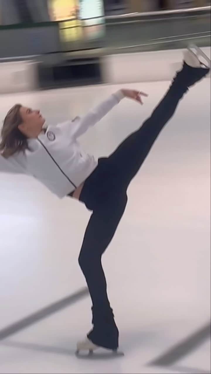 アシュリー・ケインのインスタグラム：「excited to be performing here for the Galleria Dallas Tree Lighting Show November 24th & 25th at 12pm! the Galleria is such a special place to be during the holidays and I have loved performing here since 2008 🤍」