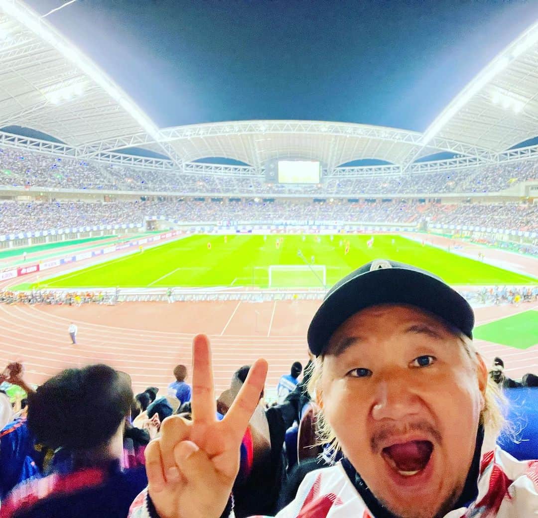植田朝日のインスタグラム：「🇯🇵🇯🇵🇯🇵  今、数多い自分が気になるチームの中で、日本代表が1番ワクワクするよ‼️  それって、無茶苦茶幸せな事だよね。笑  もう脱アジアで行きましょ！w  コパアメリカとかゴールドカップに招待されね〜かな〜‼️🙏  #サッカー日本代表 #日本代表 #サムライブルー #サッカー旅 #朝日旅 #FooTravelleR #daihyo」