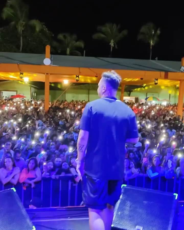 Sorriso Marotoのインスタグラム：「A Bahia tem uma energia diferente, ainda não superamos nossa noite ao lado de vocês, valeu pela recepção Ilhéus! 🫶🏽  ELA segue sendo cantada em cada cantinho do Brasil e segue no Top 200 desde o lançamento, ontem bateu a posição #68 no @spotifybrasil. 🎶🇧🇷  Alô Samba Guanambi, estamos chegando pra agitar o sextou de vocês. Vambora!🔥」