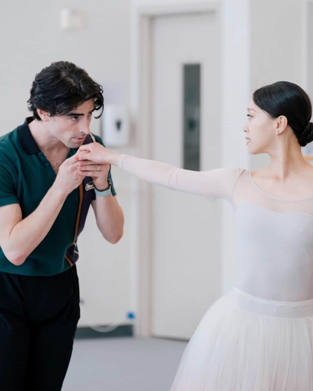 倉永美沙のインスタグラム：「Reposting from @sfballet below. I'm personally very excited to have the opportunity to dance this special ballet this season!  @josephwalshsf   We're in the studio channeling Fonteyn and Nureyev with Sir Frederick Ashton's Marguerite & Armand. Choreologist & Repetiteur Grant Coyle is imparting his expertise on all things British Icons. February's premiere can't come soon enough.  今シーズン私自身すごく楽しみにしている、マルグリットとアルマンのリハーサル風景。アシュトンがヌレエフとフォンティーンに振り付けた作品。  #discoversfballet #MargueriteandArmand #season #sfballet #ballet #ballerinalife #バレエ　#椿姫　#アシュトン」