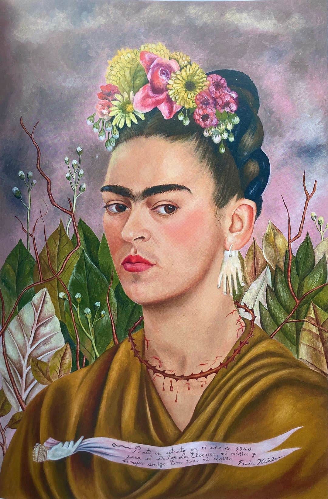 フリーダ・カーロ記念館のインスタグラム：「#FridaKahlo 🌺, nos regala un retrato llamado "Autorretrato (dedicado al Doctor Leo Eloesser)". Una muestra del profundo cariño y amistad que existió entre la artista y su querido Doctorcito (como le llamaba ella cariñosamente). Frida se pinta con coronas de flores, colorida y con una inscripción en la obra refleja su admiración y gratitud: "𝘗𝘪𝘯𝘵é 𝘮𝘪 𝘳𝘦𝘵𝘳𝘢𝘵𝘰 𝘦𝘯 𝘦𝘭 𝘢ñ𝘰 𝘥𝘦 1940 𝘱𝘢𝘳𝘢 𝘦𝘭 𝘋𝘰𝘤𝘵𝘰𝘳 𝘓𝘦𝘰 𝘌𝘭𝘰𝘦𝘴𝘴𝘦𝘳, 𝘮𝘪 𝘮é𝘥𝘪𝘤𝘰 𝘺 𝘮𝘪 𝘮𝘦𝘫𝘰𝘳 𝘢𝘮𝘪𝘨𝘰. 𝘊𝘰𝘯 𝘵𝘰𝘥𝘰 𝘮𝘪 𝘤𝘢𝘳𝘪ñ𝘰."  Desde su primer encuentro en San Francisco, gracias al escultor Ralph Stackpole, su conexión fue inmediata y perduró hasta el final de los días de Frida. Fue el Dr. Eloesser quien conocía las heridas físicas y emocionales de Frida.  Autorretrato (dedicado al Doctor Leo Eloesser), 1940. Frida Kahlo. Óleo sobre masonita, 59,7 x 40 cm.  Los Ángeles, Lucas Museum of Narrative Art. © D. R. Banco de México, fiduciario en el Fideicomiso relativo a los Museos Diego Rivera y Frida Kahlo.  🫀 #MuseoFridaKahlo #art #arte  🇲🇽 #México #CDMX #MexicoCity 🧳 #travel #Coyoacán #Museum #Museo #MuseosCDMX #travelgram」