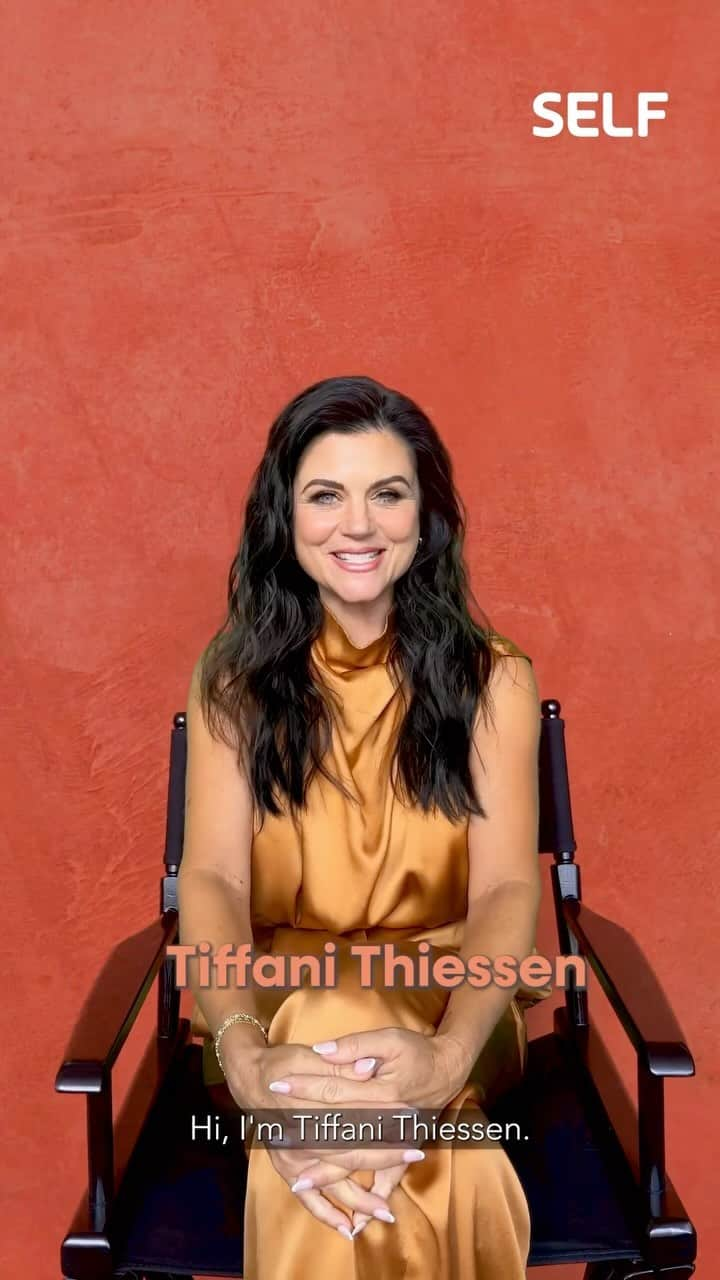 ティファニー・ティーセンのインスタグラム：「“It’s kind of like a big hug.” In this episode of The Meal I Eat When…, Tiffani Thiessen (@tiffanithiessen) shares her go-to foods for when she’s feeling joyful, homesick, and more. (Champagne and crepes? Sign us up!)To get the 90210 star’s comforting sausage, beans, ‘n’ greens recipe, tap the link in bio.」