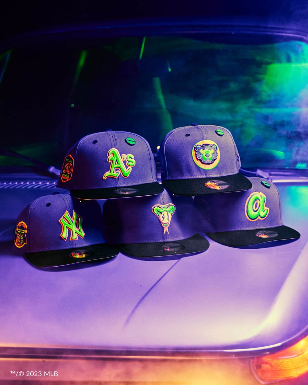 ニューエラ・キャップのインスタグラム：「Our latest collection is scary good. Grab your next cap from the Creep Collection, available now in Fitteds and Snapbacks.  *Imagery taken under blacklight, caps are not glow in the dark」