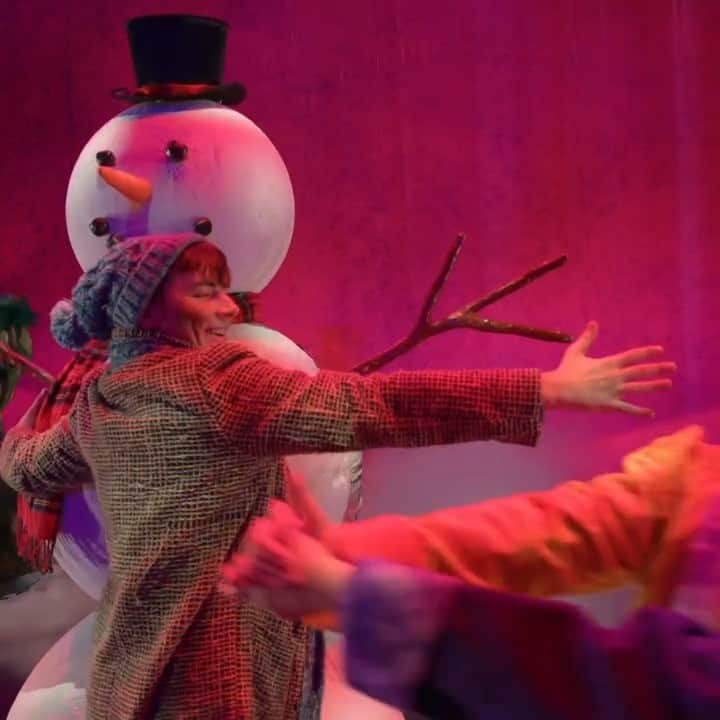スヌーピーのインスタグラム：「Join Charlie Brown, Snoopy, Lucy, Linus, and the whole Peanuts gang as they sing, dance and learn the true meaning of Christmas this holiday season! Catch @charliebrownchristmaslive on tour Nov. 8 - Dec. 23.   Get tickets at the link in bio.」
