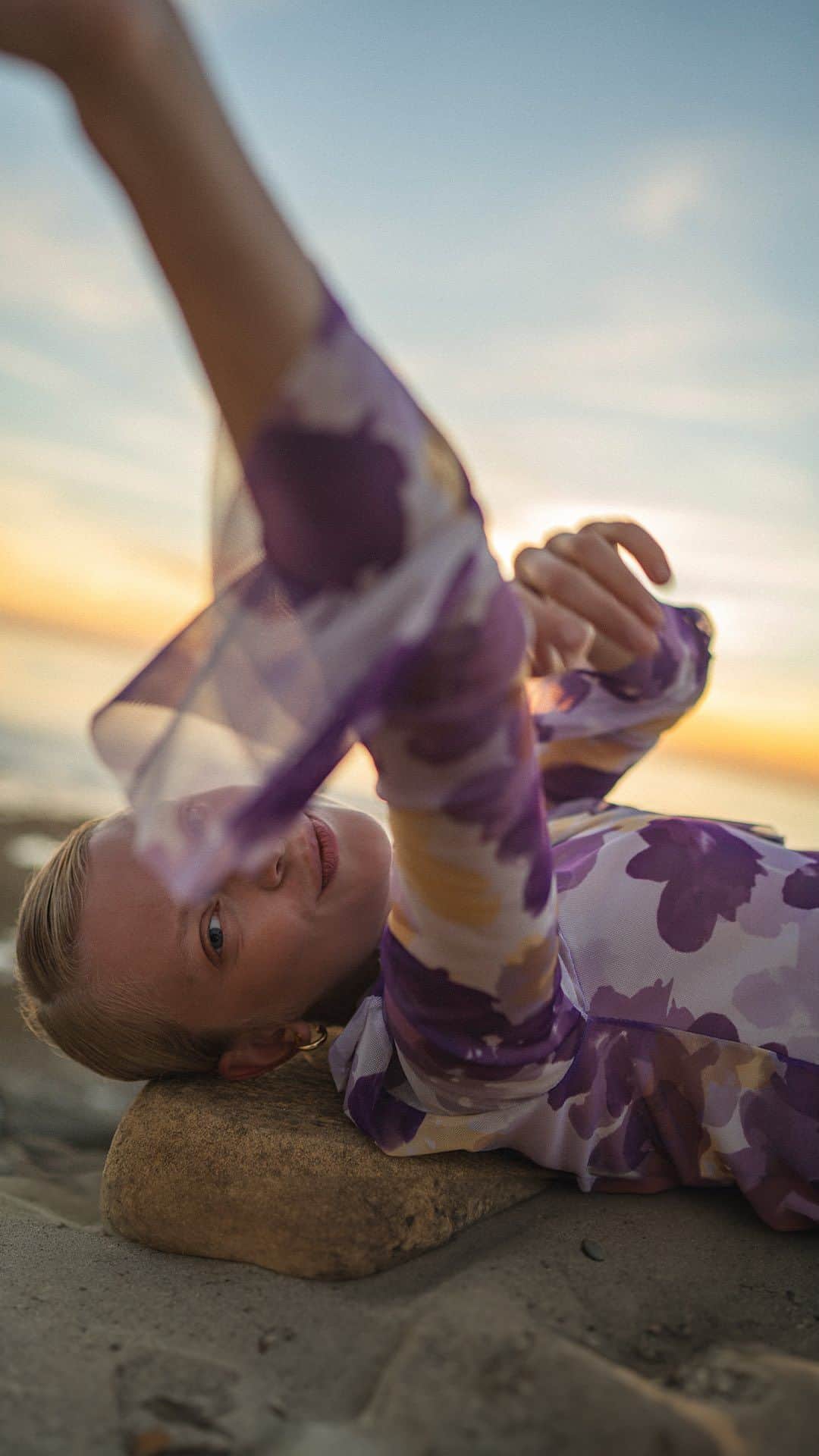 ロジャス・レナーのインスタグラム：「Foi aqui que pediram mais tendências românticas para a estação?🌼❤️ As peças acetinadas e em jeans são modernas e delicadas, deixando os looks elegantes na medida certa. Confira mais no site, app ou lojas. #Fashion #Romântico #Tendência #ModaFeminina #Acetinado #AllJeans」
