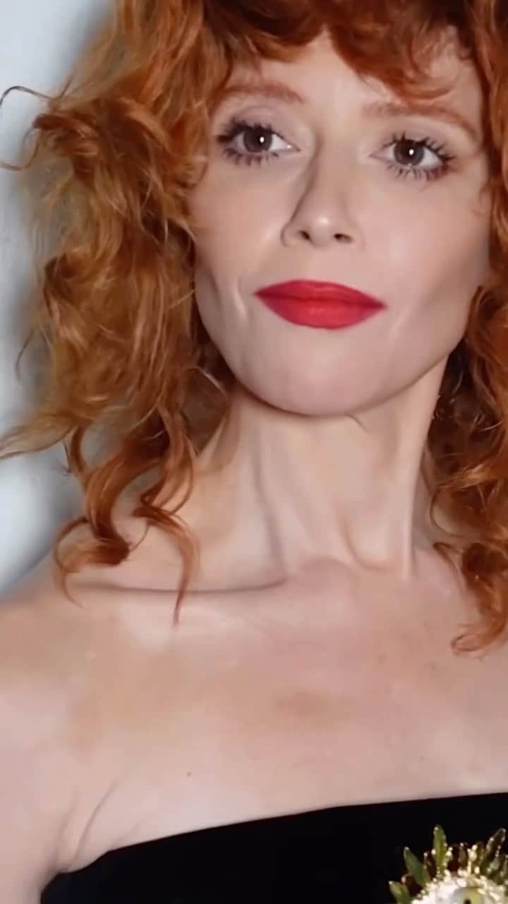 JO BAKERのインスタグラム：「N A T A S H A • L Y O N N E 🇺🇸 Scarlet siren…. #natashalyonne out last night for @schiaparelli in LA 💥‼️  Style @schiaparelli  Hair @vernonfrancois  Makeup by me #jobakermakeupartist using @bakeupbeauty #triplethreat 360 eye primer + #tarantulash mascara with @lisaeldridgemakeup #velvetjazz + #velvetmorning on the lips 💋‼️ Skin - @furtunaskin with @monikablunderbeauty #blundercover ✨  💥💥💥  #makeup #makeupoftheday #makeupartist #makeupideas #makeupaddict #makeuplover #redlips #bakeupbeauty」