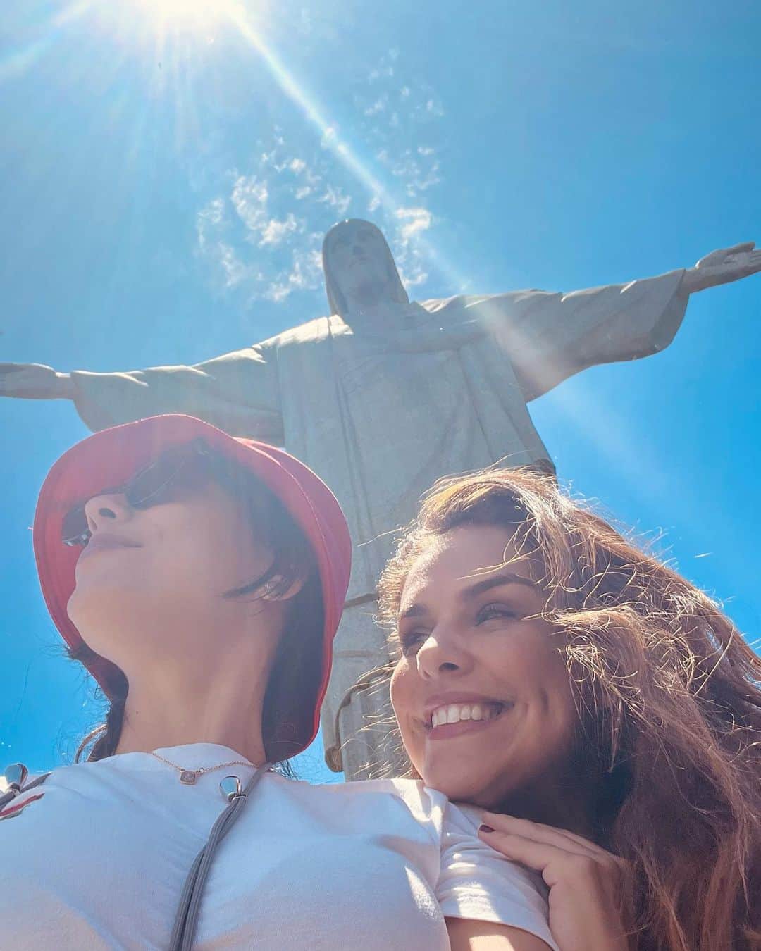 パロマ・バーナーディのインスタグラム：「A vida acontecendo com ela…→  Ela que tem sido meu braço direito e esquerdo, ela que tem rosas por onde passa, ela que fecha a cara às vezes e tá tuuuudo bem, ela que é Zico na veia 24h, ela que te aconselha sem passar a mão na cabeça, ela que tem talento no olhar, ela que é arretada com um coração grande…ela que é ela…ela que é @adrilimaa (melhor que muita gente)!rs…  Maaaaaaa Dri, Feliz Aniversário!Te desejo paz, amor, saúde, felicidade, alegria, arte! E saiba que estarei sempre aqui pra tudo e principalmente pra te dizer: “Bora, se arruma!!!” … Bora ser feliz!!   Saiba que somos mais felizes com a vida acontecendo ao seu lado, minha amiga!🌹」