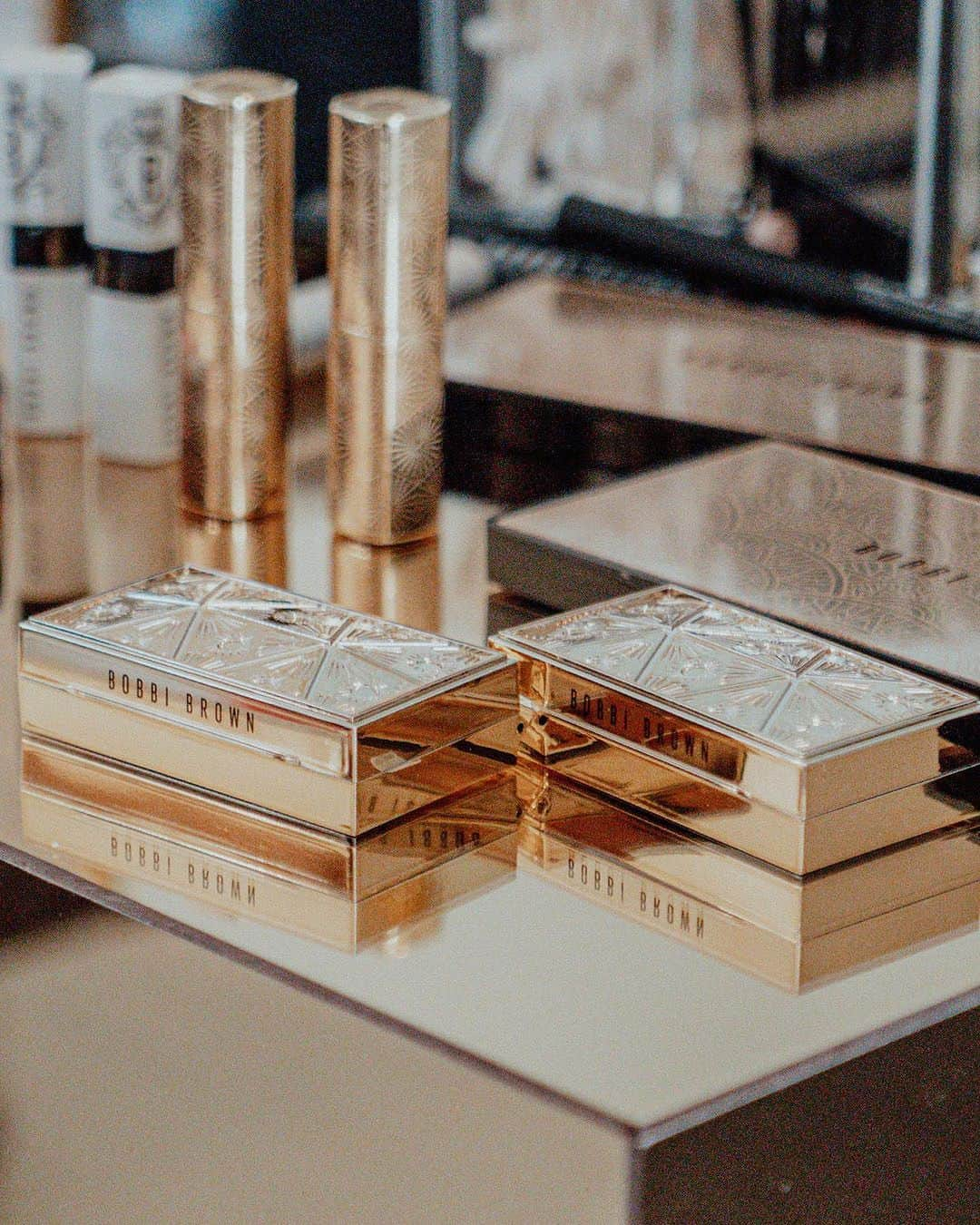 ボビイブラウンのインスタグラム：「A night of Golden Glamour to kick off the festive season. Get an inside look at our exclusive Bobbi Brown holiday event in SoHo, featuring our Global Artist in Residence @nikkideroest, Chef @angela_rito of @donangienyc, and Interior Designer @thelpcreative.  Swipe for inspiration on hosting the ultimate holiday party, sparkling with self-expression.  #BobbiBrown #BeautyEvent #HolidayEvent #HolidayPartyInspiration」