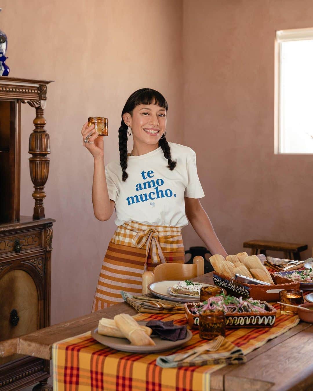 ローレン·ランドルフのインスタグラム：「@citlali_tamales was one of the first people I met in the hi-des, so it felt serendipitous we got to collaborate with @all_roads_studio on this dreamy desert project. I know I say this often, but her food is my favorite out here! If you get a chance to visit one of her pop-ups, it’s not to be missed!  She’s pictured here wearing the new aprons from @all_roads_studio’s Fall textile line, photographed at @lolos_casita.   Thank you to @lolopaezburt, @janelle_pietrzak & @tayloraskins. 🧡」