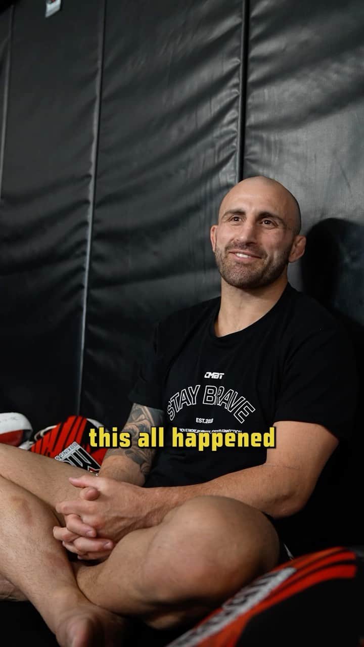 UFCのインスタグラム：「Championship mentality 🏆 @AlexVolkanovski on how his #UFC294 rematch with Islam Makhachev came together   #InAbuDhabi | @VisitAbuDhabi | @AbuDhabiEvents」