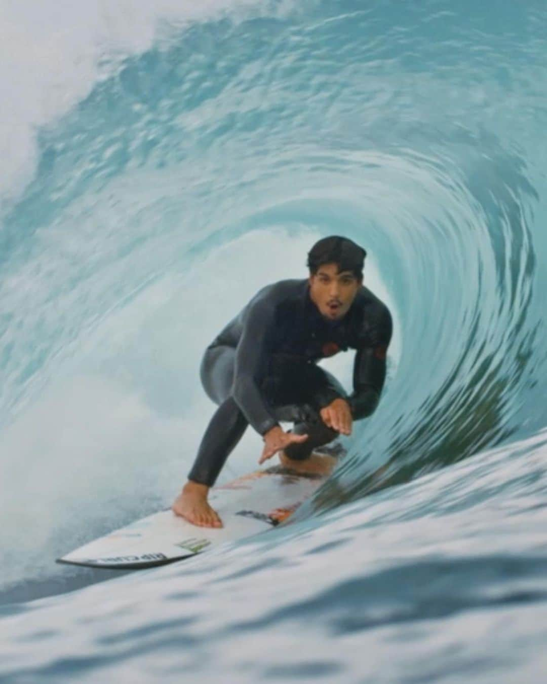 リップカールさんのインスタグラム写真 - (リップカールInstagram)「@gabrielmedina in THE KANGS 🦘⁠ ⁠ Wave pool like tubes, knee punishing airs & plenty of cheese sandwiches. Gabriel, @mfanno & @cocom4debarrelkilla go on The Search across remote Australia. ⁠ ⁠ Tune in via our in bio. ⁠ ⁠ #RipCurl #TheSearch #TheKangs #GabrielMedina #VaiMedina」10月14日 6時50分 - ripcurl