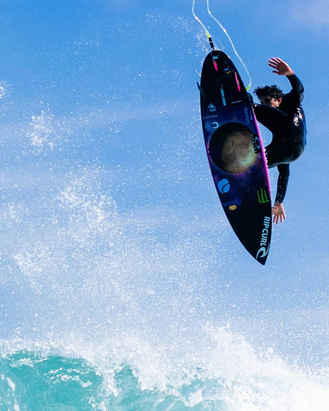 リップカールさんのインスタグラム写真 - (リップカールInstagram)「@gabrielmedina in THE KANGS 🦘⁠ ⁠ Wave pool like tubes, knee punishing airs & plenty of cheese sandwiches. Gabriel, @mfanno & @cocom4debarrelkilla go on The Search across remote Australia. ⁠ ⁠ Tune in via our in bio. ⁠ ⁠ #RipCurl #TheSearch #TheKangs #GabrielMedina #VaiMedina」10月14日 6時50分 - ripcurl