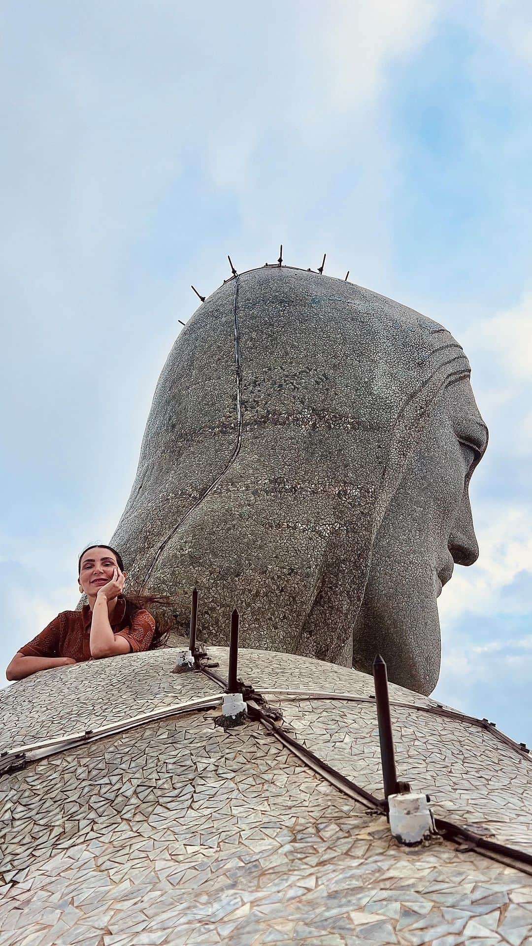 Lalá Noletoのインスタグラム：「Experiência ÚNICA! Subir no braço do #cristoredentor ! Que emoção. Um convite lindo e inesquecível! Obrigada @cristoredentoroficial 🙏🏻💙 Sabia que se você desejar casar, batizar seu filho, fazer eventos no Cristo é super possível? É só falar com o insta do Cristo. Para quem não sabe o cristo é uma paróquia e toda verba deles tem cunho social 🙏🏻」