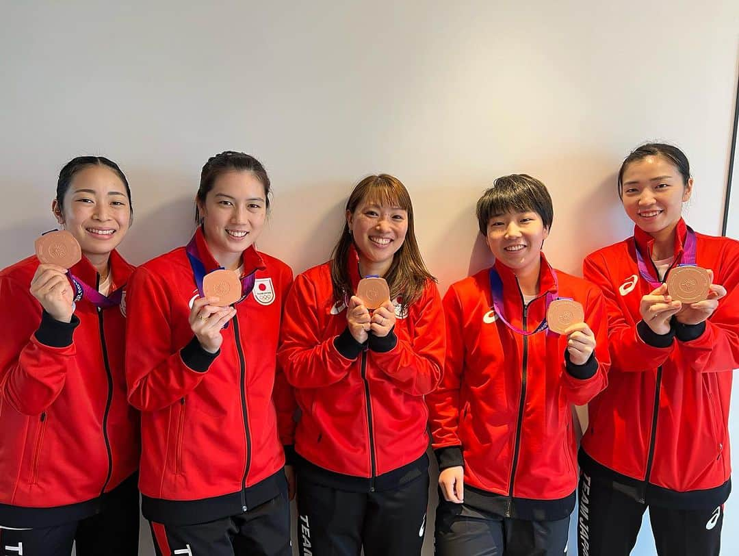 今別府香里さんのインスタグラム写真 - (今別府香里Instagram)「🏸アジア大会🏸🇨🇳  団体戦🥉、女子シングルス大堀彩選手🥉  更なる高みを目指して、step up💪  次はデンマーク🇩🇰、フランス🇫🇷 また長旅です✈️  なかなか撮ることのない、青森山田OGショット📷  久しぶりに小椋さんにもお会いできました🤗  #アジア大会 #青森山田高校」10月14日 6時49分 - kaori_imabeppu