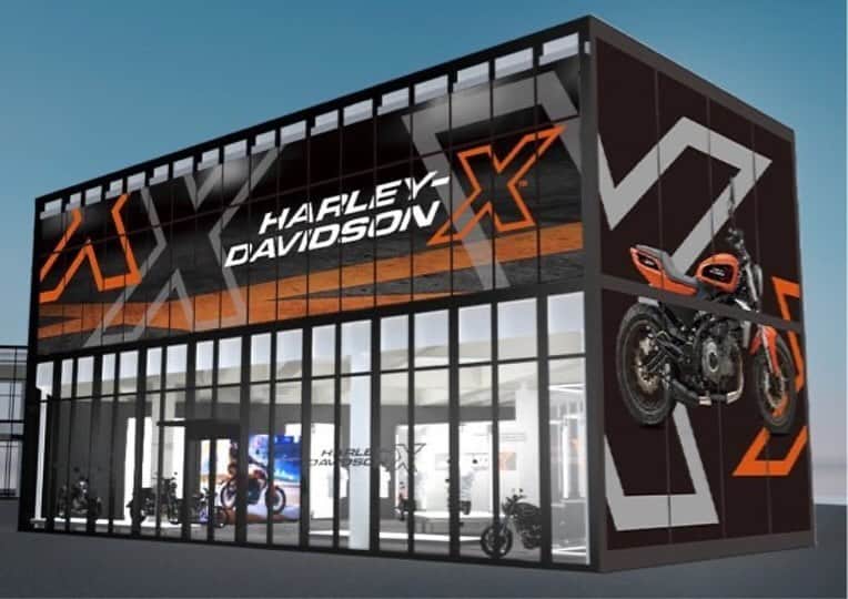 のインスタグラム：「【HARLEY-DAVIDSON X™ Café 原宿】 いよいよ来週末から期間限定オープン日本最速展示のX350 X500をお見逃しなく！ ファッション・ライフスタイルコンシャスな軽量都市型コミューターモデル「X350」 と「X500」の日本デビューにあわせて原宿にHARLEY-DAVIDSON X™ Caféをオープン 話題のH-D Xモデルの日本最速展示のほか、会場限定スイーツを楽しみながらモーターサイクルやアパレルなどをご覧いただけます。Max Schaafさん、NUTS ART WORKSが制作した、スペシャルなタンクアート作品も展示予定。 ■HARLEY-DAVIDSON X™ Café原宿で「GET Xキャンペーン」に応募するとその場でグッズが当たるダブルチャンス！ 会場でアンケートに回答いただいたお客様には、その場でハーレーアパレルやハーレーグッズが当たる抽選会を開催。10/28(土) には「X350」 と「X500」のデビューとハロウィンを祝うスペシャルパーティーも開催。みなさまのご来店をお待ちしています   東京都渋谷区神宮前6-35-6 jing原宿(JR原宿駅徒歩2分) 21日（土） 11:00-21:00 22日（日） 11:00-19:30 23-26日 （月）~（木）12:00-18:00 27日（金） 12:00-21:00 28日（土） 11:00-21:00 29日（日） 11:00-19:30 ※曜日ごとに営業時間が細かく異なりますのでご注意ください。   ※価格を含めた日本仕様の詳細は10月20日にご案内の予定です。公式サイトで掲載中の両モデルのスペックは海外モデルの情報に基づいており、日本仕様とは異なる場合があります   #ハーレーダビッドソン #HarleyDavidson #UnitedWeRide #X350 #X500」