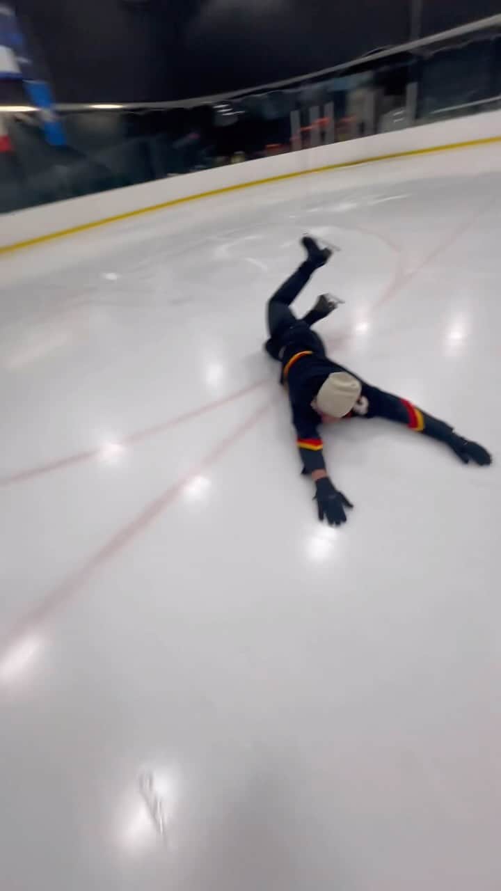 ブライス・シューダックのインスタグラム：「Ya I gotta start skating more 😂 5 days in the last 10 months is starting to really show… 🤦‍♂️  Thanks to my friend @daniellejeagleson for the excellent level of support. 🙃  #figureskating #fail #fall #sendhelp #timetotrain」