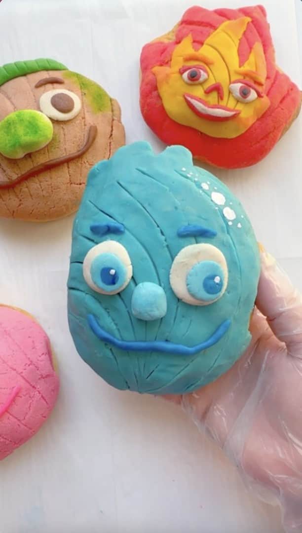 Disney Pixarのインスタグラム：「Everyone takes a journey to follow their dreams!✨ Watch baker, Johany Torres make some delicious Elemental conchas! 🔥💧🌱💨 #HispanicHeritageMonth @joscakes_」