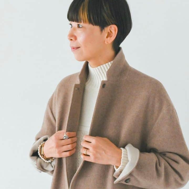 北欧、暮らしの道具店さんのインスタグラム写真 - (北欧、暮らしの道具店Instagram)「店長佐藤のアカウント（@tomokosato_hokuohkurashi）からお届けしている一コマ。先週の様子をお届けします🧶 . - - - - - - - - - - - - ■ 店長佐藤：  「私たちが昔からずっと大好きな 北欧ヴィンテージのかごをモチーフに 「バスケット編みのニット」を 2色展開でつくりました🍀  ミッドナイトブルー、エクリュの2色です。  この編み模様に行き着くまで 何度もサンプルを作り直したので、 愛着もひとしおです。  わたし自身もこうした編み地のニットに 憧れはあったものの、 幼くなりすぎないかだったり ニットが地厚で身体が 膨らんで見えやすくないか というのを気にしてなかなか トライできずにいました。  憧れの気持ちはそのままに、 これならチャレンジできると思える シルエットや着心地を目指したいと思いました。  ミッドナイトブルーはシックな 雰囲気でも着やすくて、 エクリュはやわらかい雰囲気になり 編み地との相性は エクリュたまらなくかわいいです。  この写真では当店ロングセラーの チェスターコートを羽織り、 上下アイボリーのワントーンコーデです。  パンツはこれまたオリジナルの 「ヘリンボーン柄のストレートパンツ」 アイボリー/Mサイズを穿いてます。  あ！あと、ウールのアウターを羽織っても、 中でごわごわもたもたもしないです。  あらゆる装いに合わせやすいと思います。  発売した今朝からすでにたくさんの ご注文いただけていますが、 お客さまにとっても今年の秋冬のとっておきの ニットになったら本当にうれしいです💕」  - - - - - - - - - - - 店長佐藤のアカウントでは、愛用品や 自宅インテリア、日々の暮らしを更新中！ ぜひフォローしてご覧になってみてくださいね。 ➔@tomokosato_hokuohkurashi . #KURASHIandTripsPUBLISHING #ニット#トップス#秋コーデ#秋服 #ファッション#コーデ#コーディネート#シンプルコーデ#今日のコーデ #シンプル#シンプルライフ#シンプルデザイン #暮らしを楽しむ#日々の暮らし #北欧#暮らし#北欧暮らしの道具店」10月14日 7時02分 - hokuoh_kurashi