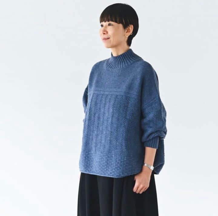 北欧、暮らしの道具店さんのインスタグラム写真 - (北欧、暮らしの道具店Instagram)「店長佐藤のアカウント（@tomokosato_hokuohkurashi）からお届けしている一コマ。先週の様子をお届けします🧶 . - - - - - - - - - - - - ■ 店長佐藤：  「私たちが昔からずっと大好きな 北欧ヴィンテージのかごをモチーフに 「バスケット編みのニット」を 2色展開でつくりました🍀  ミッドナイトブルー、エクリュの2色です。  この編み模様に行き着くまで 何度もサンプルを作り直したので、 愛着もひとしおです。  わたし自身もこうした編み地のニットに 憧れはあったものの、 幼くなりすぎないかだったり ニットが地厚で身体が 膨らんで見えやすくないか というのを気にしてなかなか トライできずにいました。  憧れの気持ちはそのままに、 これならチャレンジできると思える シルエットや着心地を目指したいと思いました。  ミッドナイトブルーはシックな 雰囲気でも着やすくて、 エクリュはやわらかい雰囲気になり 編み地との相性は エクリュたまらなくかわいいです。  この写真では当店ロングセラーの チェスターコートを羽織り、 上下アイボリーのワントーンコーデです。  パンツはこれまたオリジナルの 「ヘリンボーン柄のストレートパンツ」 アイボリー/Mサイズを穿いてます。  あ！あと、ウールのアウターを羽織っても、 中でごわごわもたもたもしないです。  あらゆる装いに合わせやすいと思います。  発売した今朝からすでにたくさんの ご注文いただけていますが、 お客さまにとっても今年の秋冬のとっておきの ニットになったら本当にうれしいです💕」  - - - - - - - - - - - 店長佐藤のアカウントでは、愛用品や 自宅インテリア、日々の暮らしを更新中！ ぜひフォローしてご覧になってみてくださいね。 ➔@tomokosato_hokuohkurashi . #KURASHIandTripsPUBLISHING #ニット#トップス#秋コーデ#秋服 #ファッション#コーデ#コーディネート#シンプルコーデ#今日のコーデ #シンプル#シンプルライフ#シンプルデザイン #暮らしを楽しむ#日々の暮らし #北欧#暮らし#北欧暮らしの道具店」10月14日 7時02分 - hokuoh_kurashi