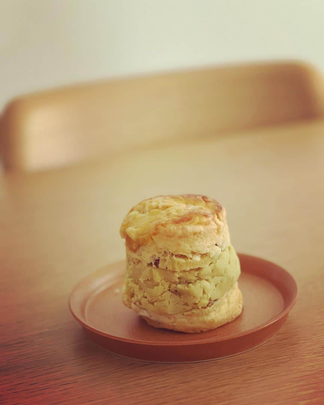 のインスタグラム：「.  organic.bakes @organic.bakes  から、秋のおくりもの  スコーンにはさまれた ふかふかぎゅうぎゅうのさつまいも  この世の食べ物でさつまいもが1番好きな息子が 「こんなに幸せなことってある！？」と、大喜び  thanks to rikasan♡」