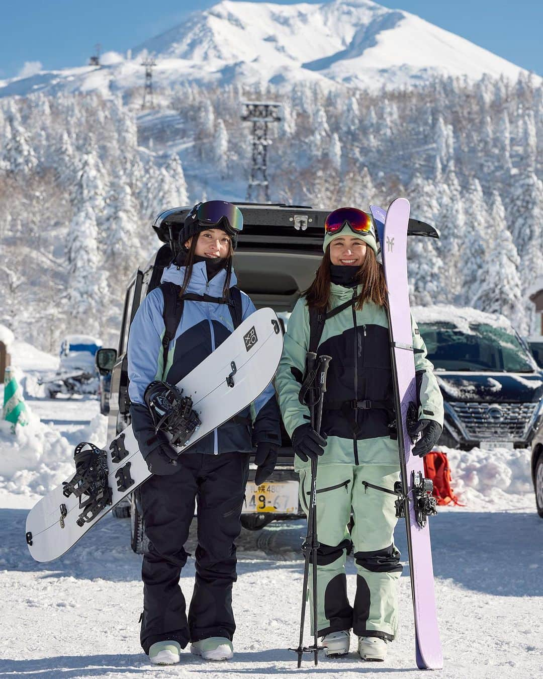 ROXY JAPANさんのインスタグラム写真 - (ROXY JAPANInstagram)「📍Asahidake, Japan.  What goes up, must come down, @reimikusunoki & @kareniwadare prep for a day of ski touring in the new Boundless Snow Collection.」10月14日 7時03分 - roxyjapan