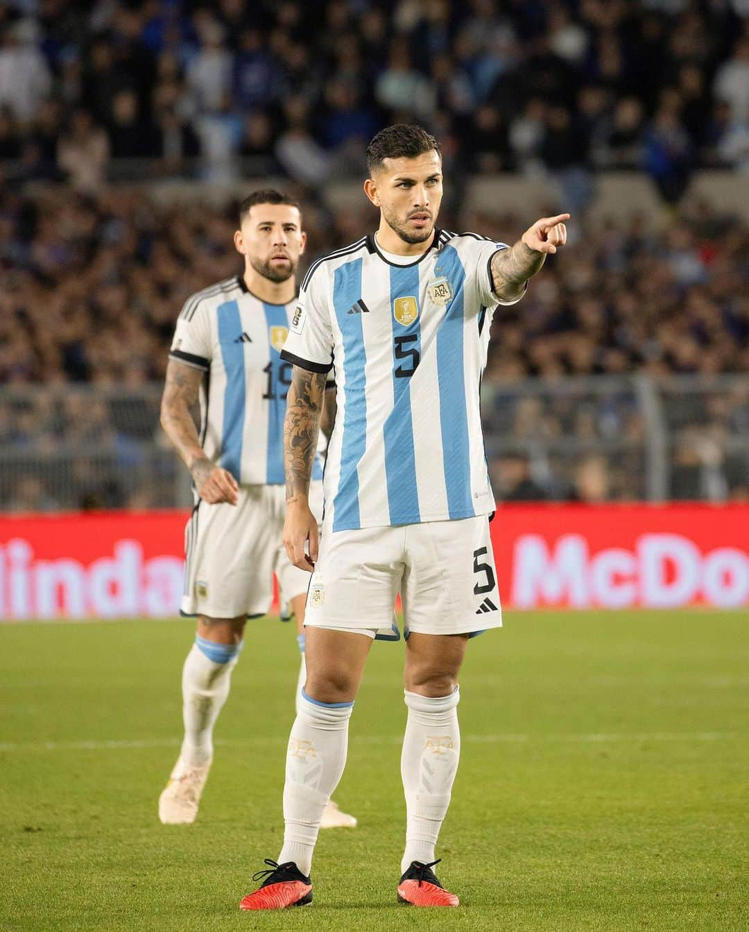 レアンドロ・ダニエル・パレデスのインスタグラム：「Una victoria importante en casa, a seguir por este camino 👊🏽 Vamos Argentina 💙🇦🇷 @afaseleccion」