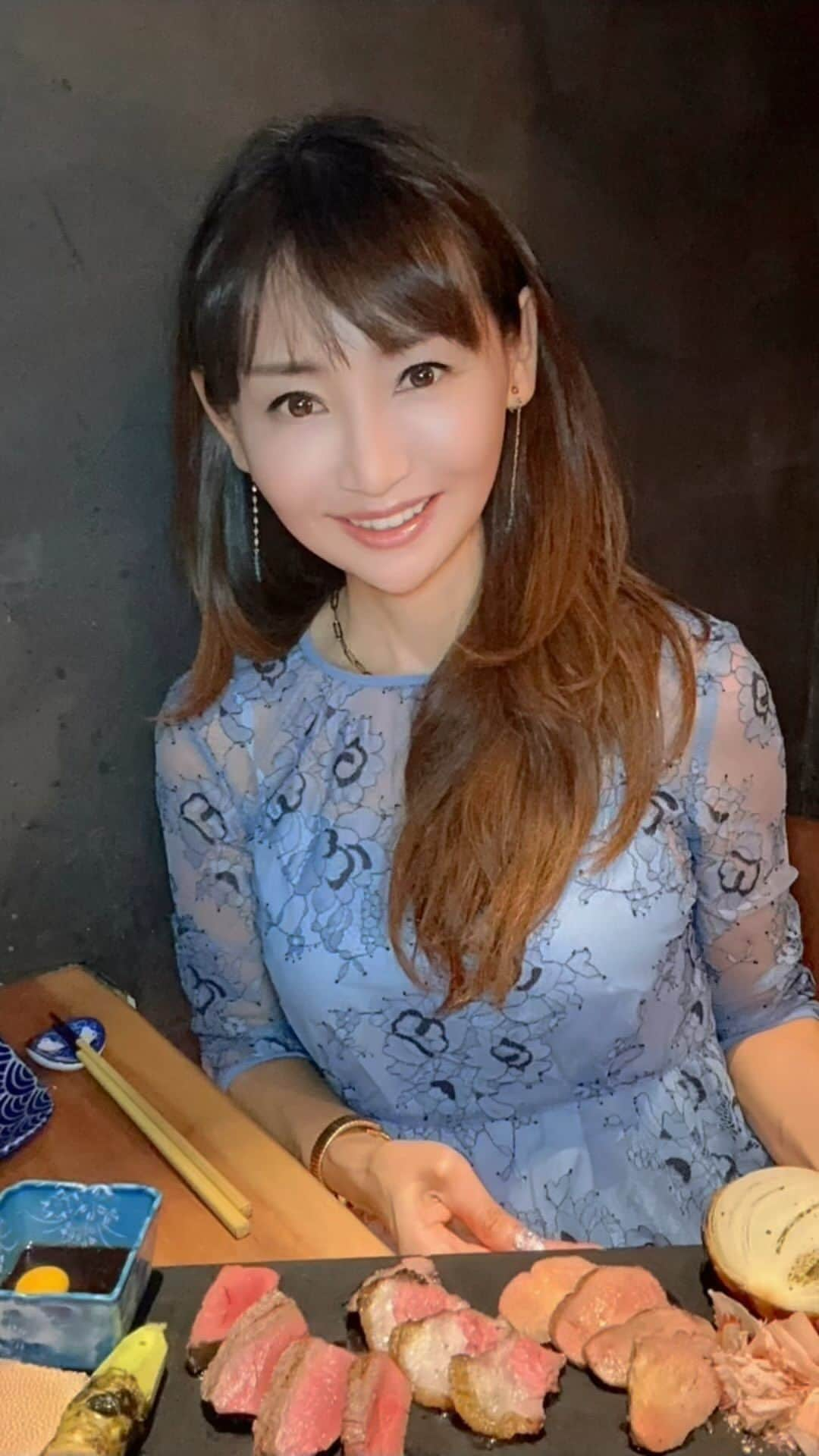 長谷川夕希子のインスタグラム：「夕希ログだよ🥢  大人デート人気エリア 三軒茶屋  馬肉料理専門店　馬ちゃ @umacha_11  三軒茶屋駅🚉から 徒歩4分🚶‍♀️ 馬肉専門 馬ちゃ　@umacha_11   📞 03-5432-9829  三軒茶屋2-15-6 プラスキューブ三軒茶屋B棟1階  カウンター席と 奥には少人数で使える個室あり✨  #馬ちゃ  #pr #三茶グルメ  #三茶 #三茶飲み  #三茶居酒屋  #三軒茶屋グルメ  #三軒茶屋居酒屋  #三軒茶屋ディナー  #三軒茶屋三角地帯  #大人デート  #東京デート  #デート飯  #女子会ディナー  #大人女子会  #美魔女 #馬肉  #馬肉専門店  #馬肉料理」