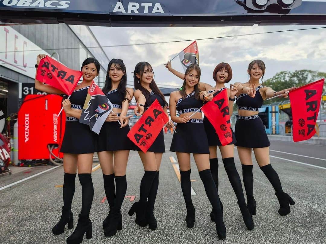 のインスタグラム：「#SUPERGT Rd.7  AUTOPOLIS GT 450km RACE🏎️  2日間、ARTAへの熱い応援をお願いいたします！  前回大会までの直近2大会、チームでいうとARTA MUGEN NSX-GTの連続Pole To Winという素晴らしい風向きの中、今日の第7戦を迎えます🔥  ARTA MUGEN NSX-GT   #8 シリーズ7位 #16 シリーズ4位  この7戦目を終えた時これまで積み重ねてきた結果がシリーズチャンピオンの高みまで届き得るのか明確になります🏆 チームが戦い抜き、ガッツポーズで終われますよう今回も応援お願いいたします✊  そして、今シーズンといえばNSX-GT最後の年です🔥 いかにもスポーツカー、な低重心な印象のNSX-GT、走行中も走っていない姿もかっこよくて大好きでした🙏  かっこいい車両がチームでカラーリング違いで2台も走っていること、その2台のPole To Winを観れたこと、本当に幸せでした😭  ラスト2戦、ARTA MUGEN NSX-GTとチームの融資をしっかりと焼き付けます🔥  皆様もぜひマシン、ドライバーさん、チームのお写真を沢山撮って下さいね🥹！  それではAUTOPOLIS GT 450km RACE、一緒に楽しみましょう🔥  2日間よろしくお願いいたします🙇‍♀️  #ARTA #MUGEN #ARTAMUGEN #AUTOBACS」