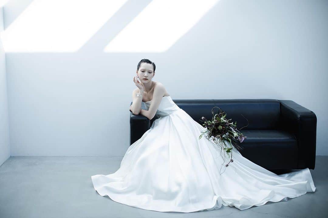 のインスタグラム：「nae.ATELIER 2023 new dress 【”amira”(アミーラ)】  nae. ATELIERのために作られた、 上品な輝きのある光沢と　 コシのあるしなやかな動きが美しい 国産のシルク生地を贅沢にたっぷりと使用した、 王道かつスタイリッシュなAラインドレス。  スカートのウエストに入るダブルタックが、 迫力のある優美なシルエットを作ります。  天井の高い会場や ホテルウエディングにぴったりな一着です。  “amira” is modern A-line dress made of luxurious domestic silk fabric made exclusively for nae. ATELIER.  The double tucks on the waist of the skirt create powerful and elegant silhouette.  This is the perfect outfit for a venue with high ceilings or a hotel wedding.  nae.ATELIER 東京都渋谷区恵比寿南1-13-2 EBISU COURT 101 TEL:03-6409-6369  #大好きと大切をすべてまとって #naeatelier #アトリエナエ #nae花嫁 #bridestyle #overseaswedding  #destinationwedding #elopementwedding #naebride #ウェディングドレス #シンプルドレス #amira」