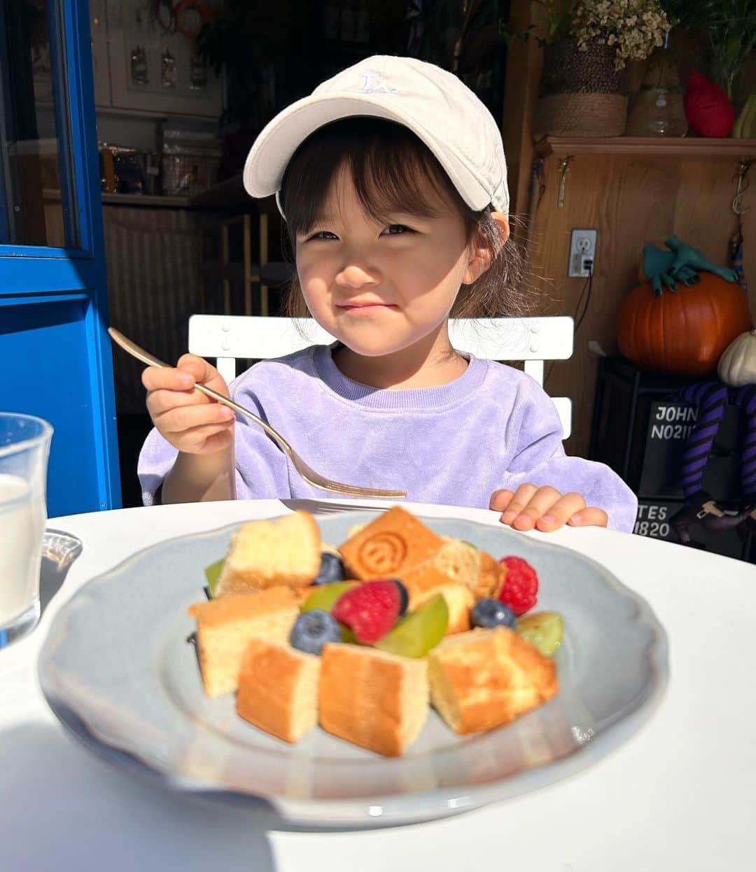 河中あいさんのインスタグラム写真 - (河中あいInstagram)「sweets女子な次女🍰  テラス席はこれから気持ちよくなる季節♡ (昨日は天気が良すぎて眩しそうだね👻)  @turfstyle_lab ♡  #田町カフェ #turfstyle_lab」10月14日 7時39分 - aikawanaka_