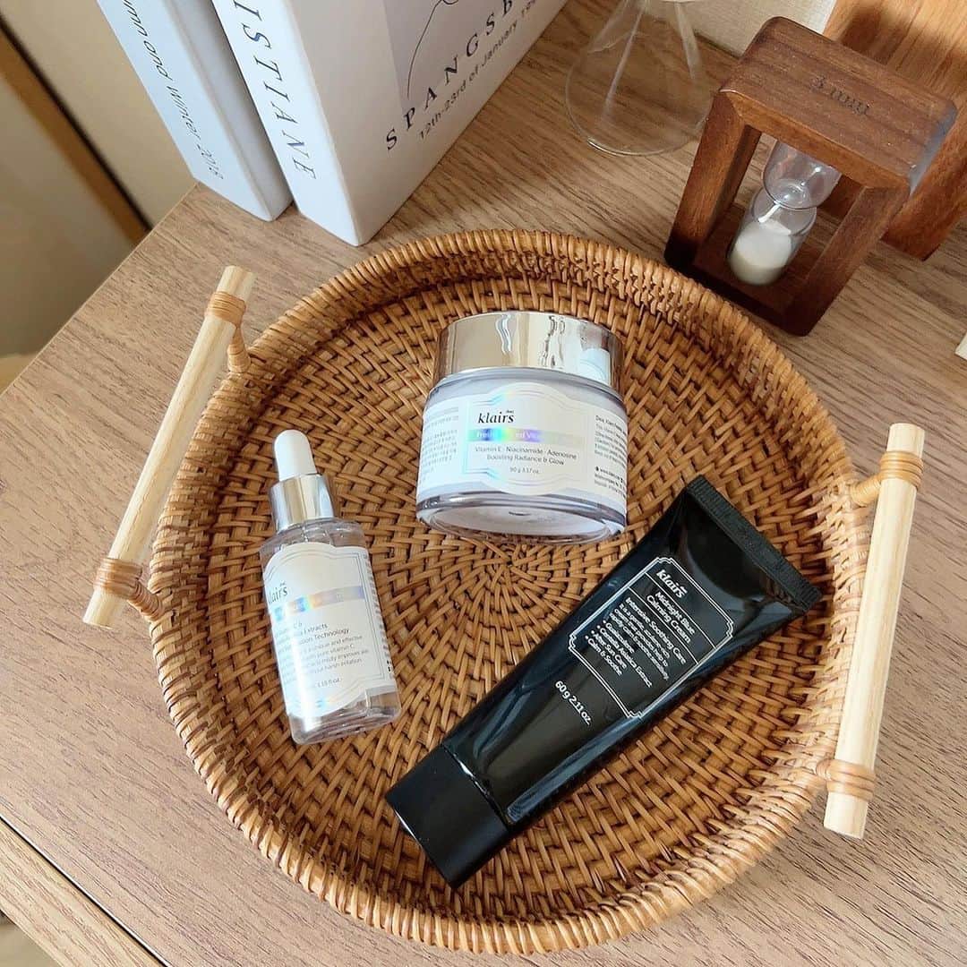 のインスタグラム：「． \ 肌が飲むビタミンジュース🍋 /  ステップが少なくて簡単だけど欲しい効果がしっかり得られるDear,Klairsのスキンケア🧺  ☑︎フレッシュリージュースドビタミンドロップ クレアスの製品の中で1番人気🍋肌が飲むビタミンジュースと言われていて、肌に乗せるとほんのり温かい。それが浸透している証♨️ 低刺激なビタミンCなので敏感肌も◎  ☑︎フレッシュリージュースドビタミンEマスク 肌に乗せた時は固形状で杏仁豆腐みたいにプルプルなスリーピングマスク。寝ている間にじっくりと栄養を届けて美白・シワ改善に✨ベタつきなく快適。  ☑︎ミッドナイトブルーカミングクリーム 花粉や黄砂、pm2.5など外部刺激をうけて火照った肌表面の温度を下げる青色のクーリングクリーム。日焼け後やウインタースポーツの雪焼け後のケアにも⛄️  いまの自分の肌が何を求めているか コレが欲しかった！が、すぐ見つかるのがクレアスのスキンケアラインの魅力。  マイルドな使用感も敏感肌のわたしと相性よくて、ビタミンCも荒れずに使えるし、スリーピングマスクも翌朝ツヤツヤでキメupするから大好き✌️  みんな大好きわたしも大好きQoo10にあります♡ https://www.q0o10.jp/shop/klairs_JP ． @klairs.jp #PR #クレアス #ビタミンC #美容液#毛穴ケア #ブルーカミングクリーム #敏感肌 #保湿クリーム #肌荒れ #ビタミンEマスク #ビタミンE #保湿クリーム #シワ改善」