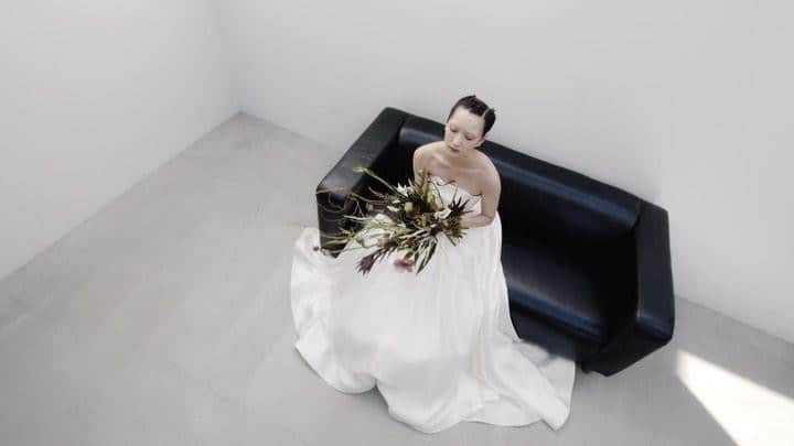 のインスタグラム：「nae.ATELIER 2023 new dress 【”amira”(アミーラ)】  nae. ATELIERのために作られた、 上品な輝きのある光沢と　 コシのあるしなやかな動きが美しい 国産のシルク生地を贅沢にたっぷりと使用した、 王道かつスタイリッシュなAラインドレス。  スカートのウエストに入るダブルタックが、 迫力のある優美なシルエットを作ります。  天井の高い会場や ホテルウエディングにぴったりな一着です。  “amira” is modern A-line dress made of luxurious domestic silk fabric made exclusively for nae. ATELIER.  The double tucks on the waist of the skirt create powerful and elegant silhouette.  This is the perfect outfit for a venue with high ceilings or a hotel wedding.  nae.ATELIER 東京都渋谷区恵比寿南1-13-2 EBISU COURT 101 TEL:03-6409-6369  #大好きと大切をすべてまとって #naeatelier #アトリエナエ #nae花嫁 #bridestyle #overseaswedding  #destinationwedding #elopementwedding #naebride #ウェディングドレス #シンプルドレス #amira」