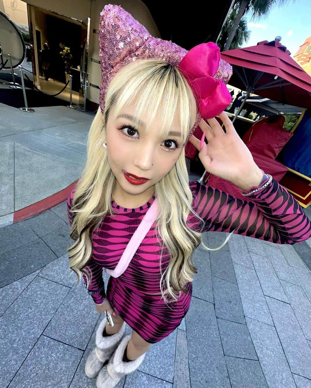 川崎怜奈のインスタグラム：「pink style🎀🩷 . ストーリーで好評だったやつ🤭 3人で派手な格好して行こって約束していったら 思ったより派手でゾンビより目立ってた💚❤️🩷 . . #ユニバ #USJ #ハロウィンナイト」