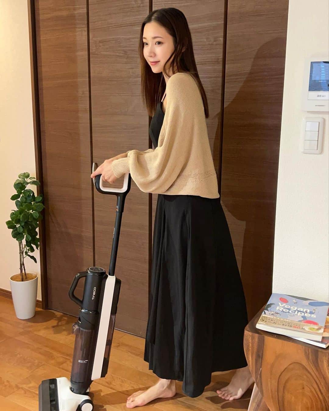 のインスタグラム：「. . 吸引も水拭きも一気にできちゃう 掃除機と出会いました😳✨  料理やドリンクをこぼしてしまった時も、 愛犬が粗相しちゃった時も、 これがあれば一気に綺麗になります👏  どんなものでも吸ってくれて、 水拭きもしてくれて、ツルツルになる🥹✨  洗面所の床の汚れが 厄介で何度水拭きしても 取れなかったんだけど、 ティネコで掃除したら めちゃくちゃ綺麗になったの❣️  重そうに見えるけど 自走式で意外とスイスイ あっという間に部屋中掃除機をかけられて、 しかもハンディモードもあって、 棚や窓際とかも余裕で吸い取ってくれる！  それだけでなく、 セルフクリーニングモードがあって モップ部分や掃除機の内部を 自ら綺麗にしてくれるの😂✨  お家は綺麗にしてたいけど、 大雑把な私にとっては 本当に助かりすぎる掃除機！！  朝からティネコのおかげで 心もお部屋もスッキリ綺麗で 気持ち良く過ごせてます🌿  𓐄 𓐄 𓐄 𓐄 𓐄 𓐄 𓐄 𓐄 𓐄 𓐄 𓐄 𓐄 𓐄 𓐄 𓐄 𓐄 𓐄 𓐄  10/14＆10/15限定!! Amazonプライム感謝祭で 今回ご紹介した 水拭き掃除機FLOOR ONE S5 Combo が30％OFFのビックセール中✨️  しかも、クーポンコード入力で さらに5％OFFで合計35％OFFに なってお得なるので ぜひ気になった方、この機会に チェックしてみてください🫶  クーポンコード【FLOORS5278】  𓐄 𓐄 𓐄 𓐄 𓐄 𓐄 𓐄 𓐄 𓐄 𓐄 𓐄 𓐄 𓐄 𓐄 𓐄 𓐄 𓐄 𓐄  #PR #ティネコ  #tineco  #掃除機 #水拭き掃除機」
