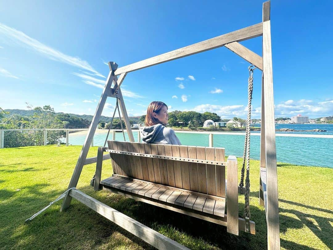 福本愛菜のインスタグラム：「久々のグランピングでしっかり癒されてきたよ〜☺️✨  大好きな和歌山で海を感じながらBBQして、サウナ入って🫶🏽 おしゃれなBarもあるんやけど、最高のロケーションでついつい飲み過ぎちゃう😂🩷笑  プライベートビーチもあるから次は真夏の灼熱の日に行って海も入りたいなあ😎  #和歌山 #白浜 #旅行 #travel #グランピング #aneland #グランドーム和歌山白浜 #cesresort #アウトドア #BBQ #Bar #インクルーシブ #最高 #癒し #😚」