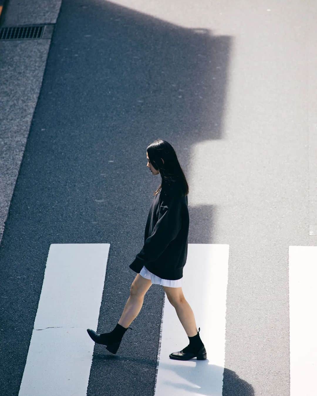 小川琴美のインスタグラム：「snap for @goat.tee.tokyo  🚶🏻‍♀️👟」